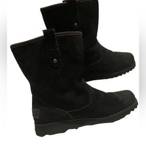 UGG Waterproof Classic Short II Black Women’s 6 Boots Outdoors Gorpcore Comfy